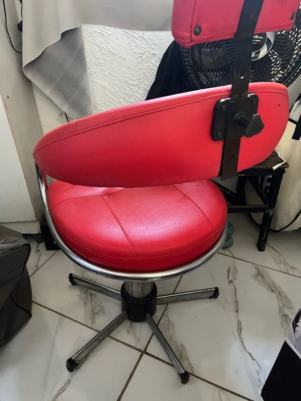 Cadeira de salão vermelha - Foto 2