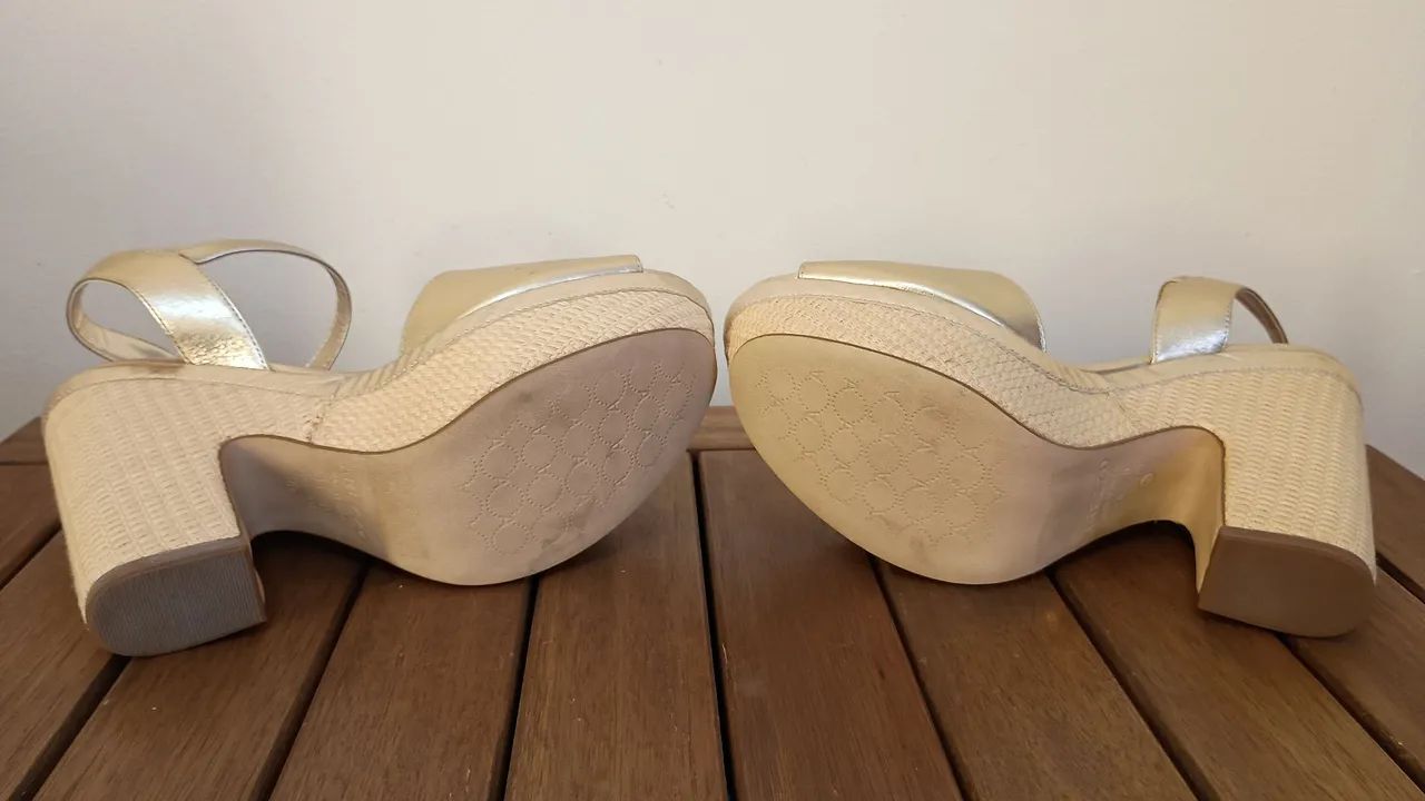 Sandália Arezzo dourada  - Foto 5