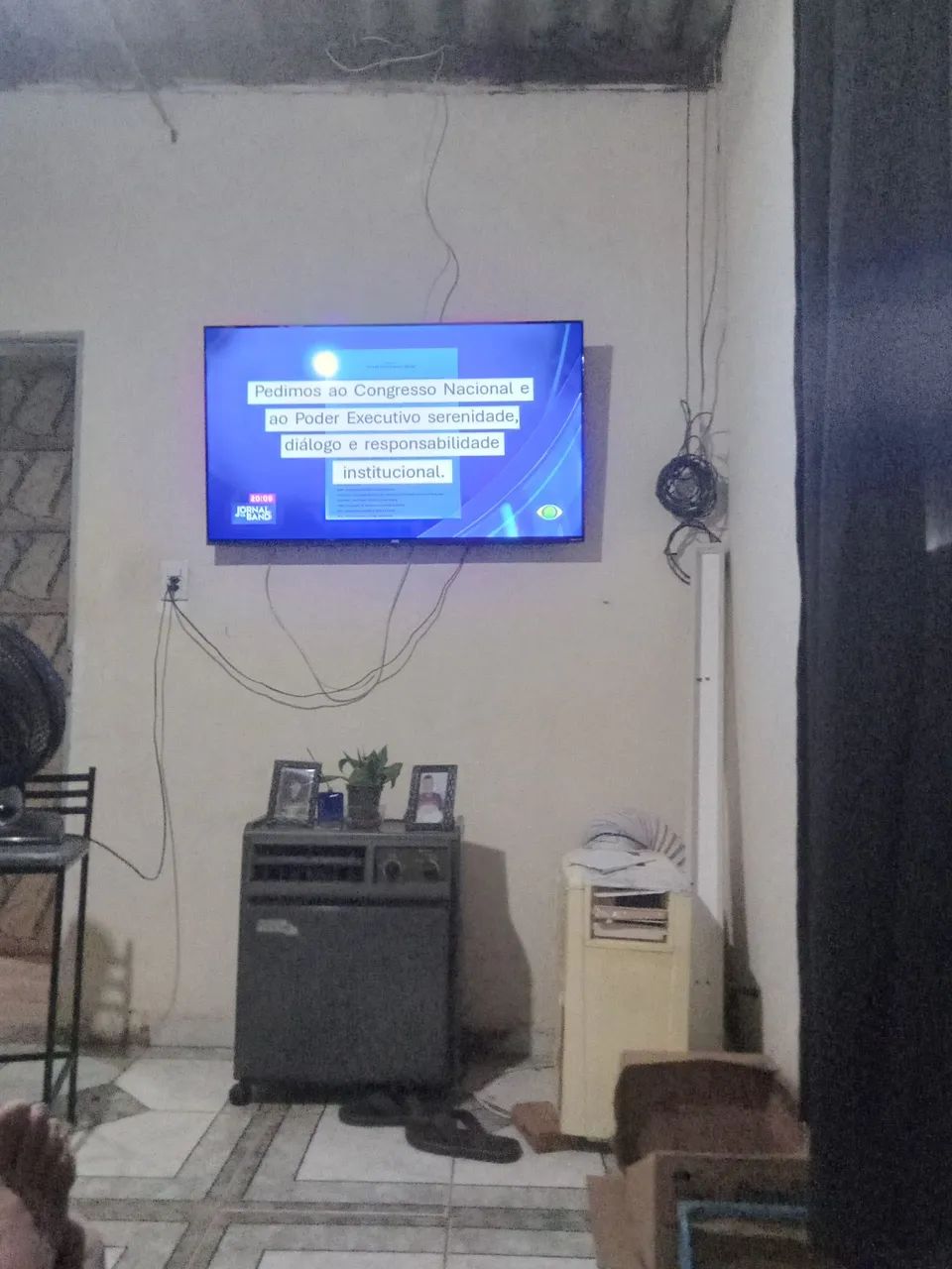 Kit dois ar condicionado e uma TV 43 p0legadas TV na garantia os  ar usados portateis