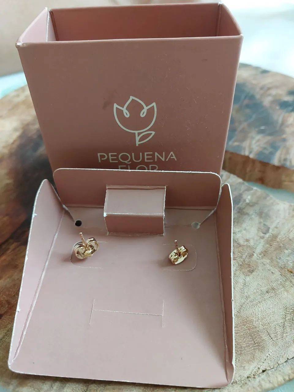 Brinco pequeno novo marca Pequena Flor - com caixa - Foto 2