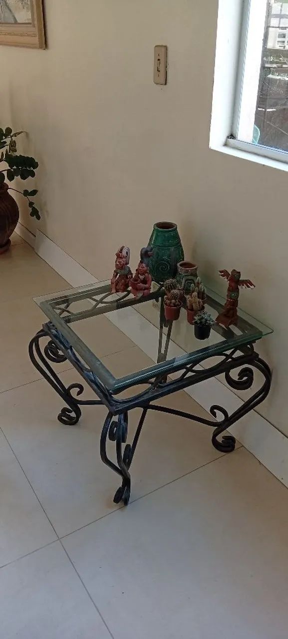 Lindas mesinhas laterais!!! Em ferro fundido com vidro bisotado!!! 