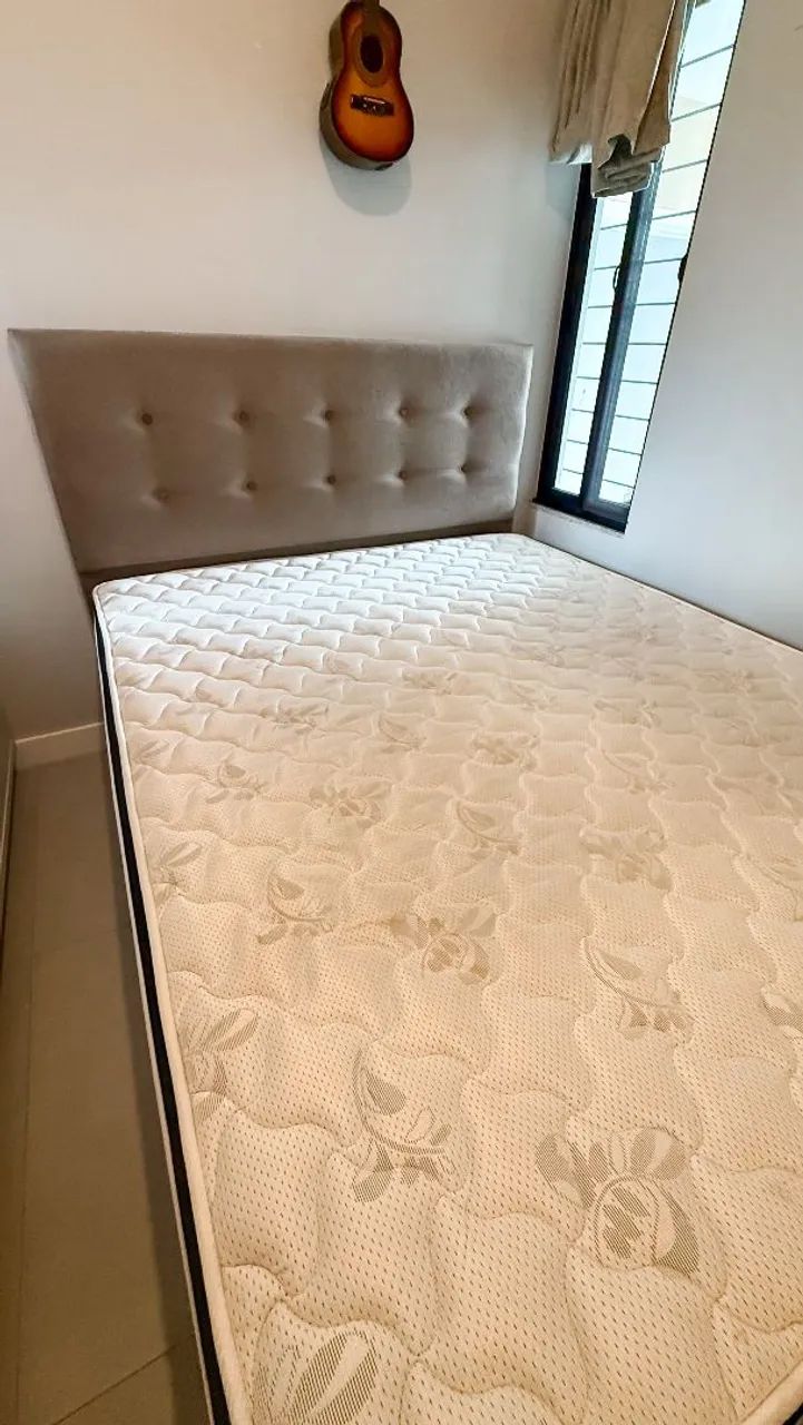 Cama Queen base normal em ótimo estado de conservação 