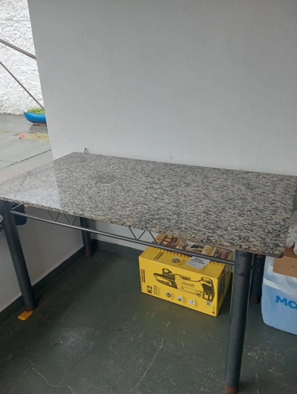 Mesa com Tampo de Granito e Pés de Metal