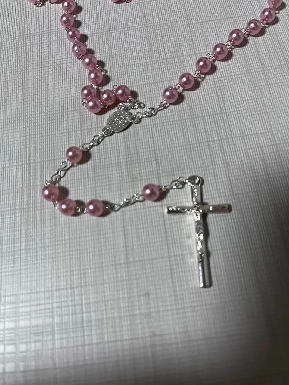 terço rosa maior com caixinha  delicado e ideal para presente - Foto 4
