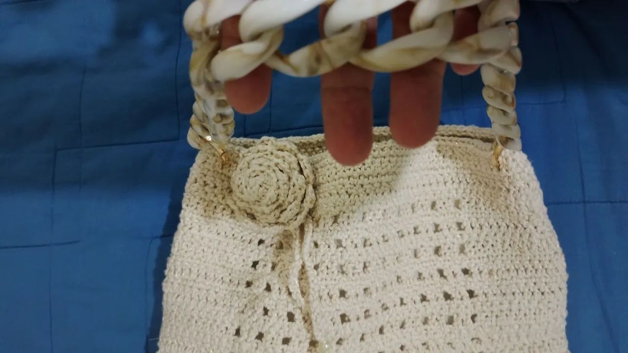 Bolsa crochê cru com dourado alça acrílico e rosa  - Foto 3