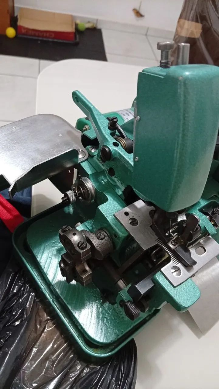 Vendo máquina chinesinha overlock usada. - Foto 2