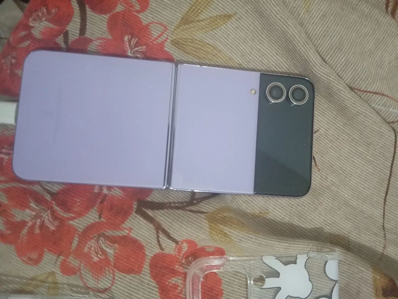 Celular Z flip 4 pra peças  ou pra arrumar a tela restante do celular funcionando  - Foto 2