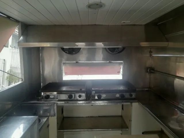 FOODTRAILER 3X2M inox internamente, tem duas coifas com reversão, de sugar e ventilar, dua - Foto 3