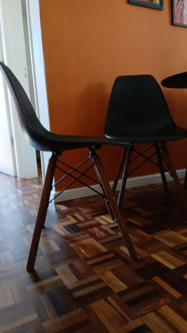  Cadeira preta moderna