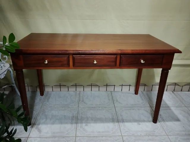 MESA EM MADEIRA RETANGULAR  MUITO NOVA - Foto 2
