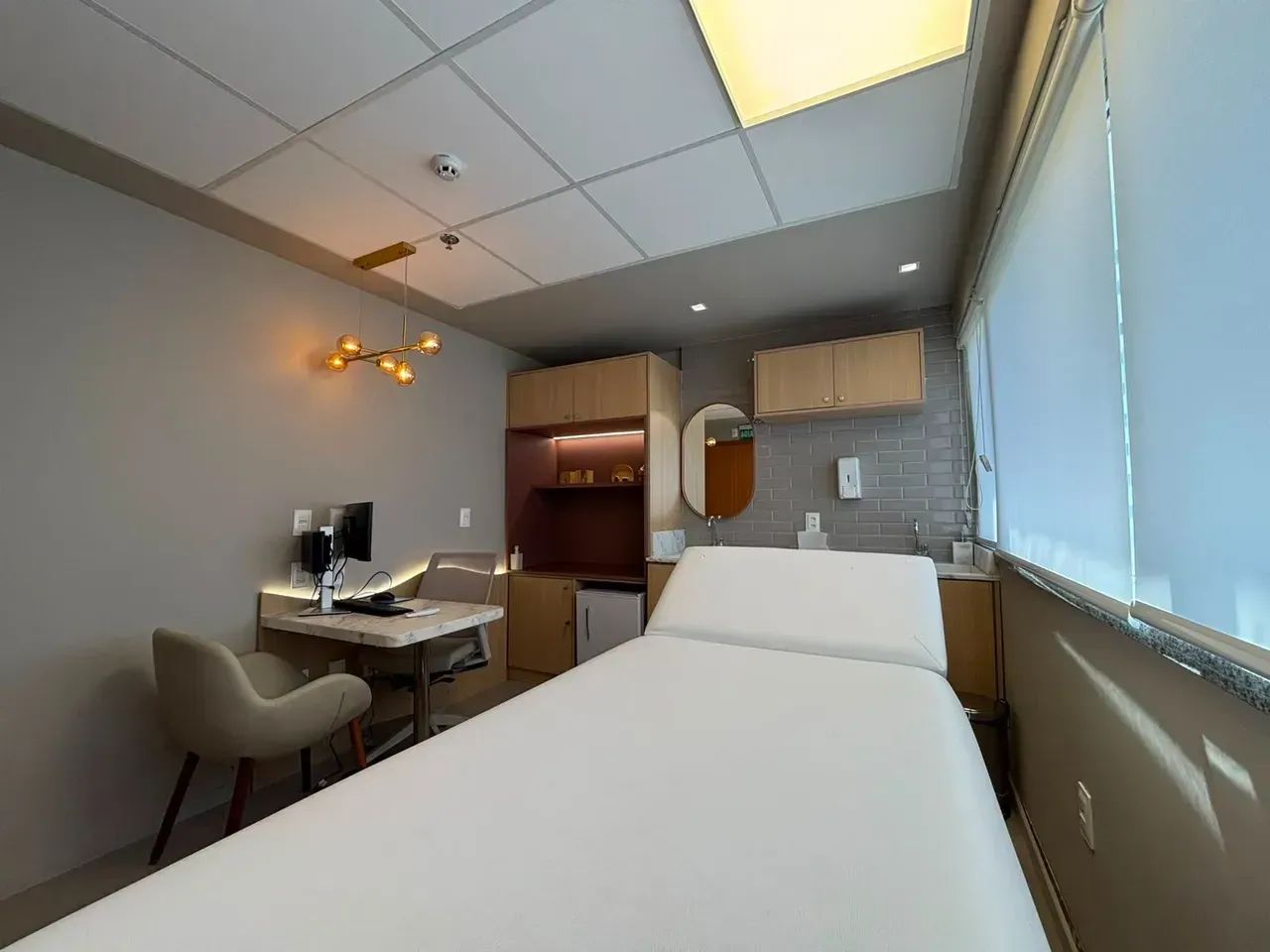 Sala de alto padrão, mobiliada e decorada com 130m² e 04 vagas - Foto 3