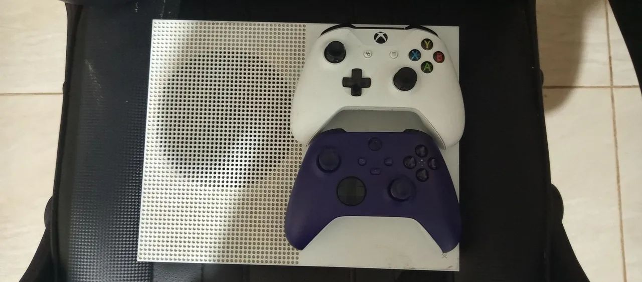Xbox one s (USADO) com 2 controles
