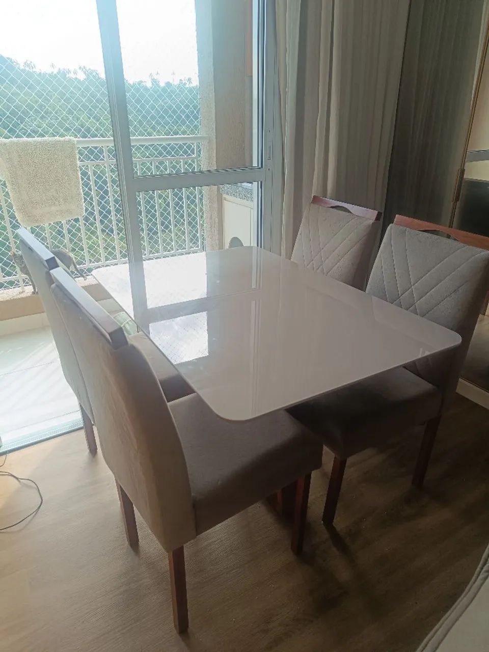Mesa 120cm com 4 cadeiras