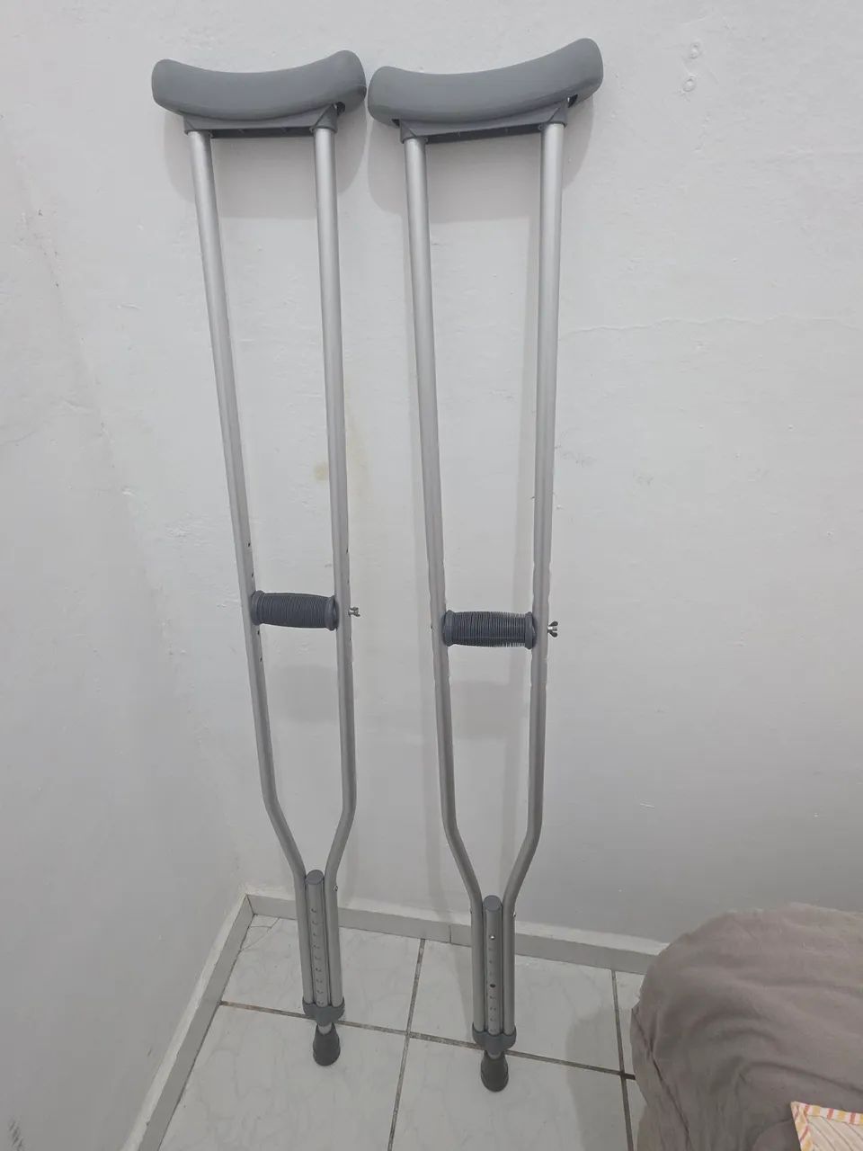 Muleta e bota ortopédica