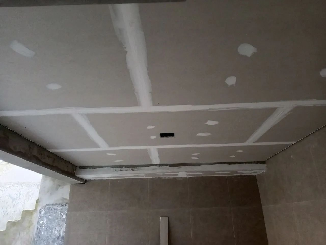 Serviços e consertos de gesso