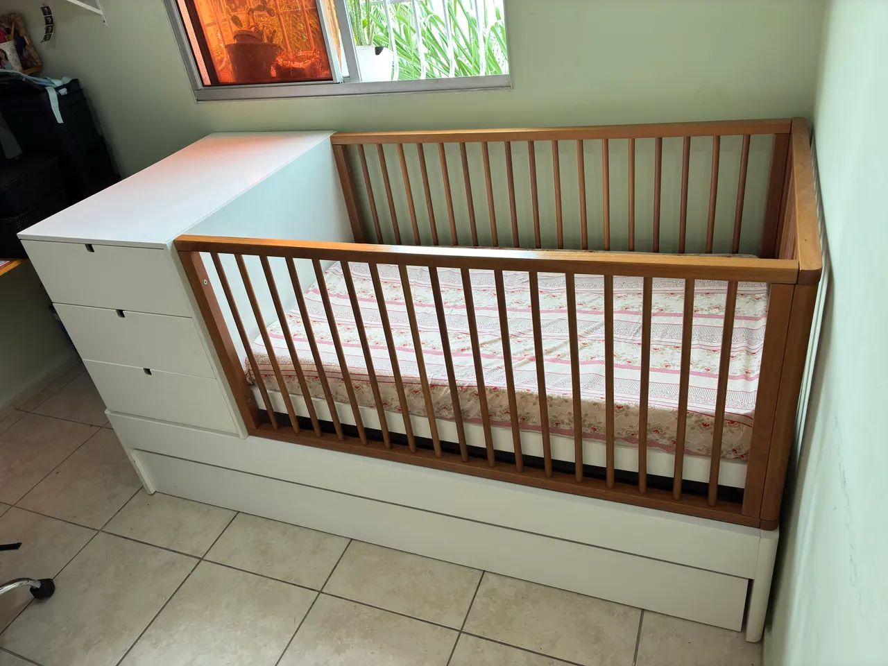 Berço encanto sleeper vira cama com cama auxiliar e cômoda. Todo em madeira e mdf