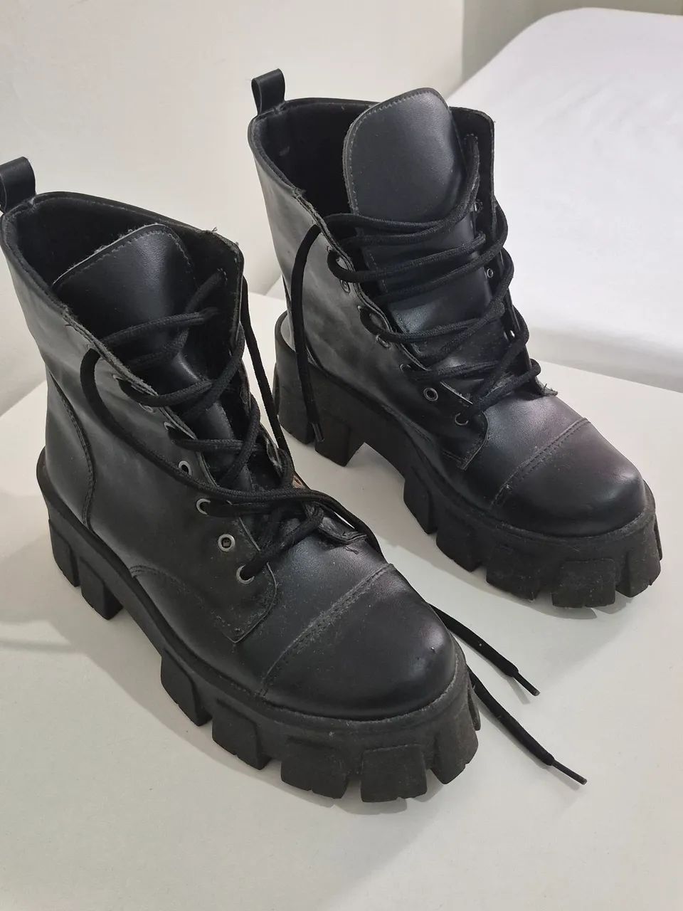 Bota coturno tratorada preta