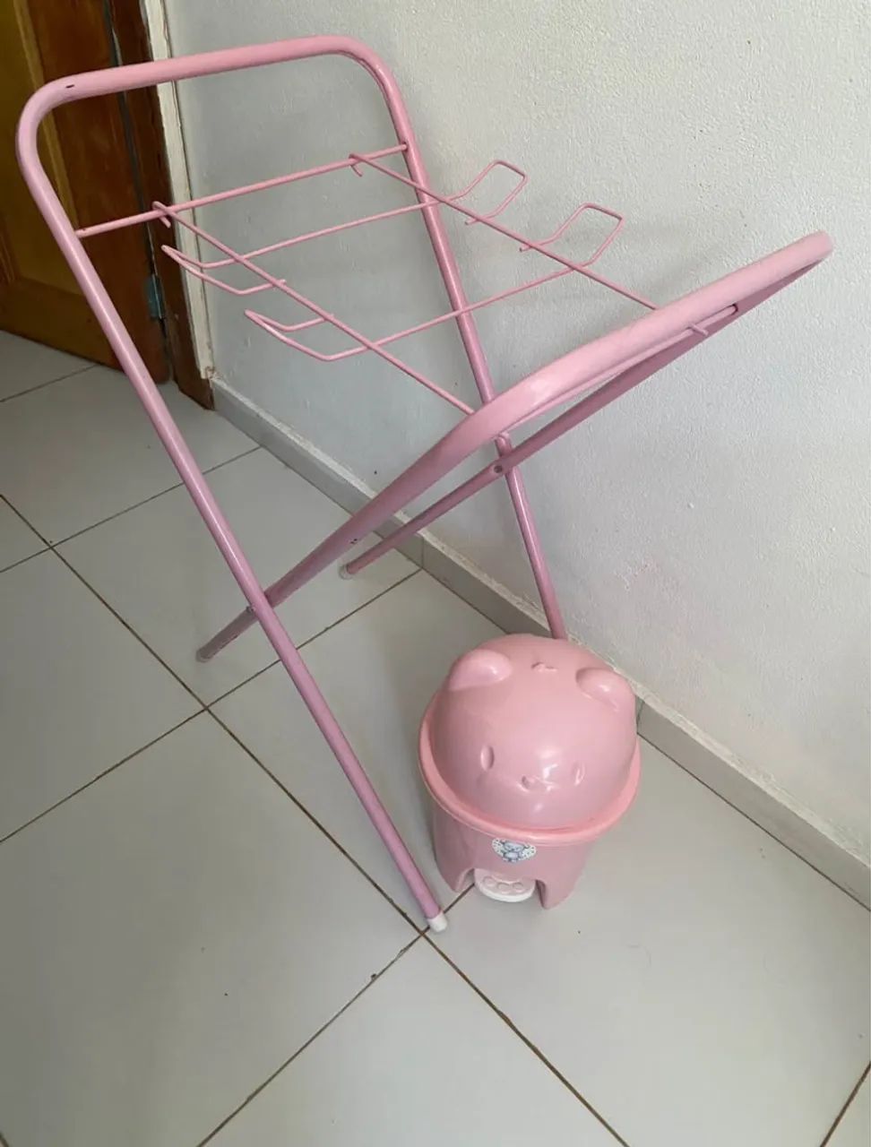 Lixeira e assento de banheira 