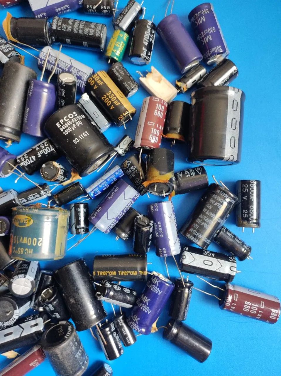 Capacitor várias medidas novos e usados 85 peças 
