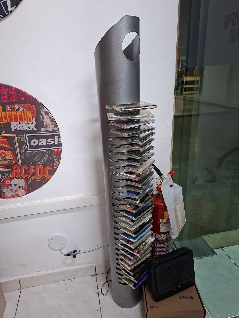 Vendo porta CD de metal 