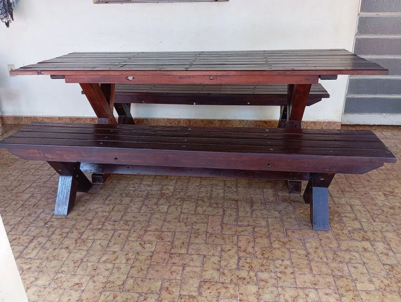 Conjunto de mesa de madeira com bancos 