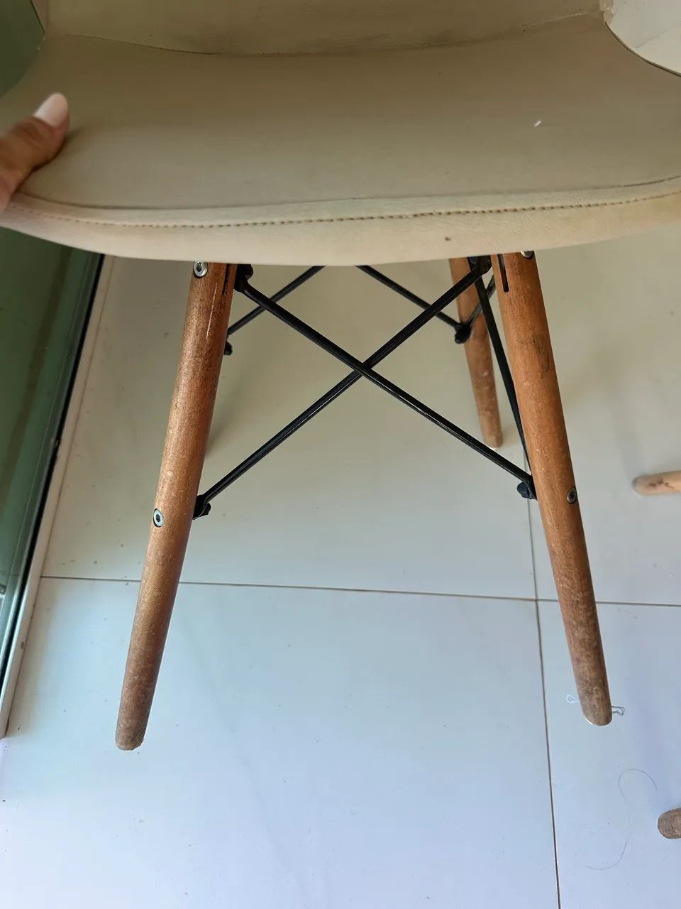 Conjunto 2 cadeiras forradas e pés de madeira  - Foto 5