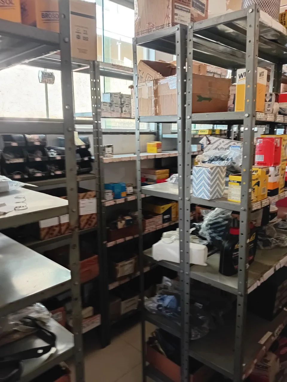 Fenda de fundo de loja de peças automotivas  - Foto 2