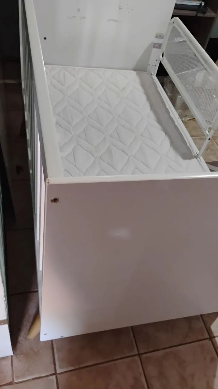 Vendo mini cama infantil com colchão e proteção lateral  - Foto 4
