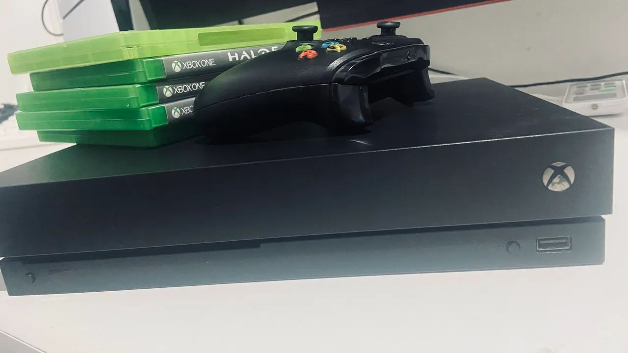 Xbox ONE X 1T com jogos e controle sem nenhum defeito 
