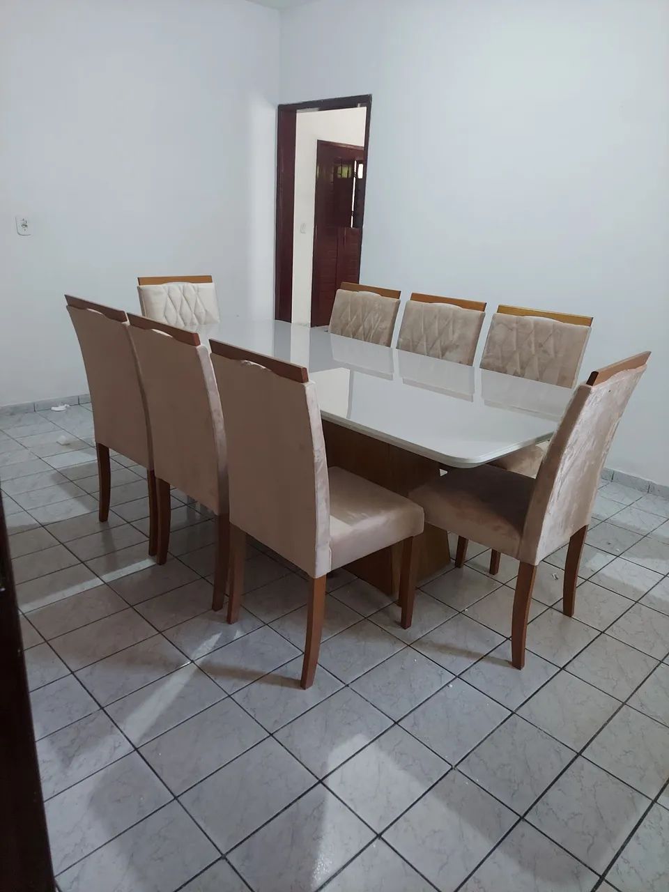 Mesa grande com 8 cadeiras