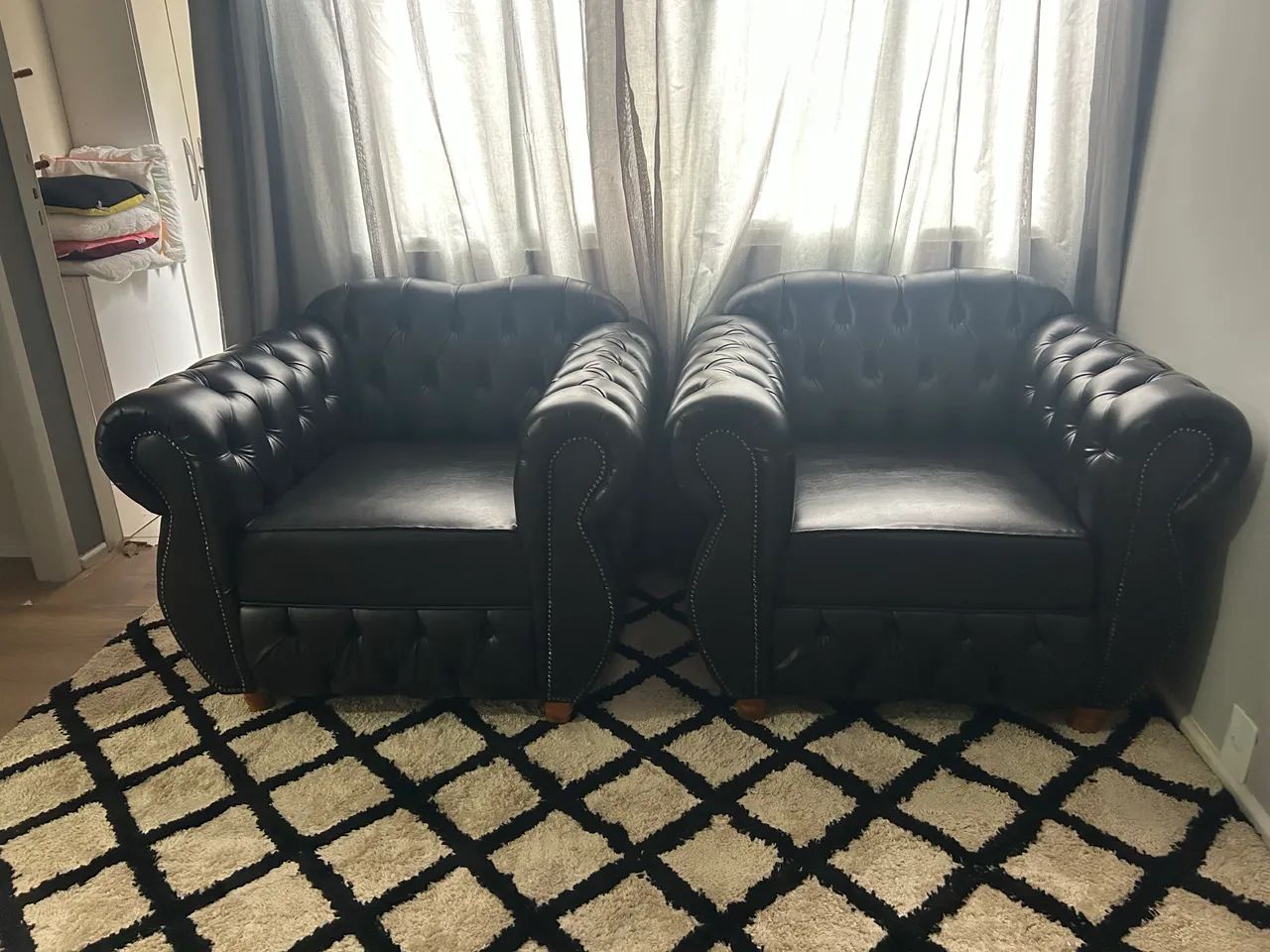 Poltronas de courino preta 65578361427331120