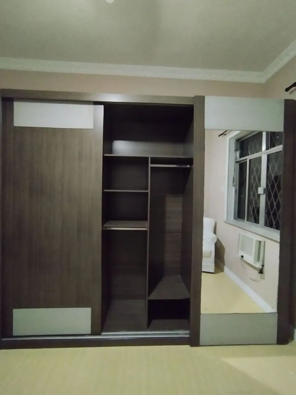 Guarda roupa casal elegante e de ótima qualidade 