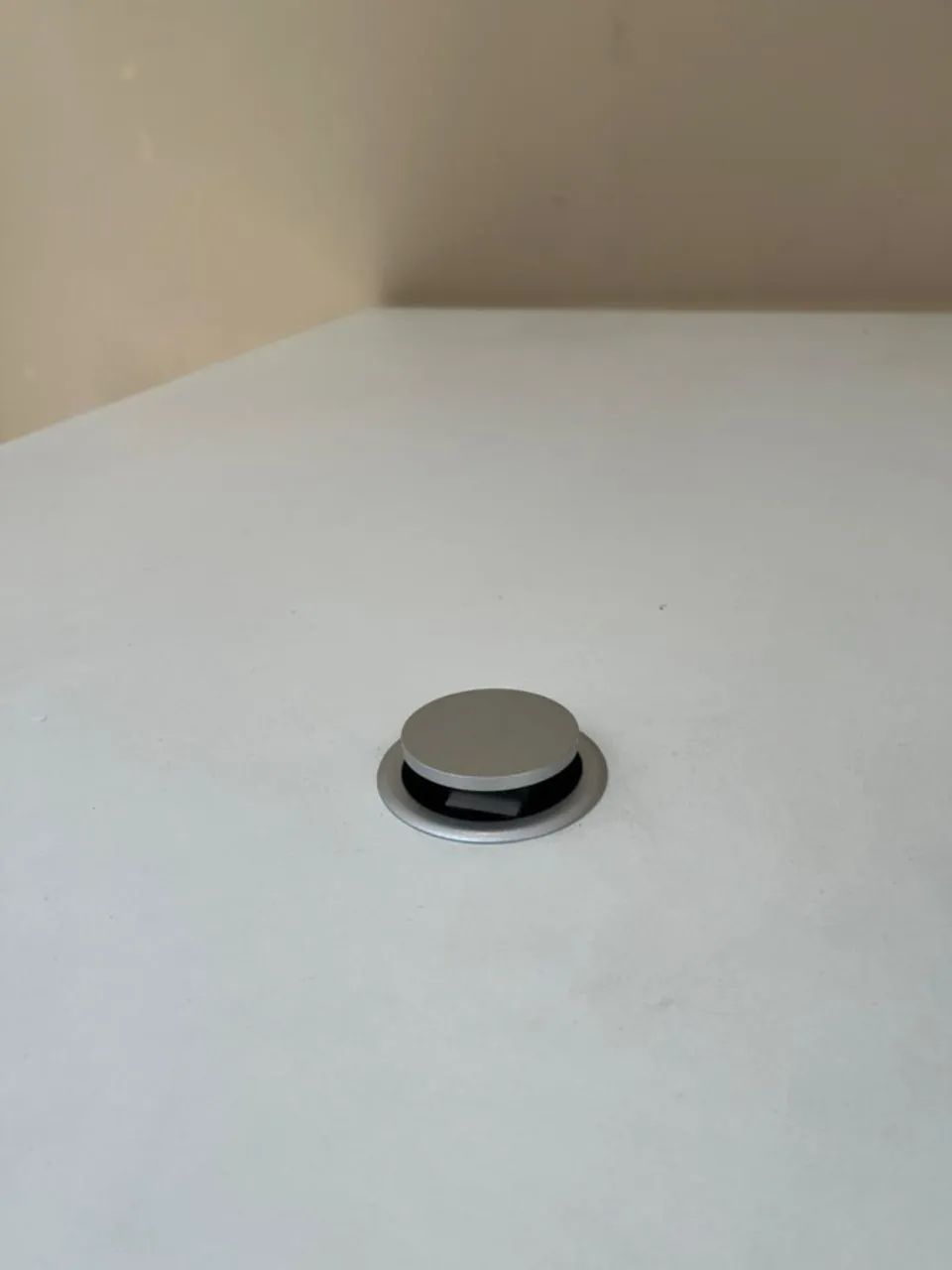 MESA IDEAL PARA ESCRITORIO EM MDF COM  TORRE DE TOMADAS CENTRAL - Foto 4