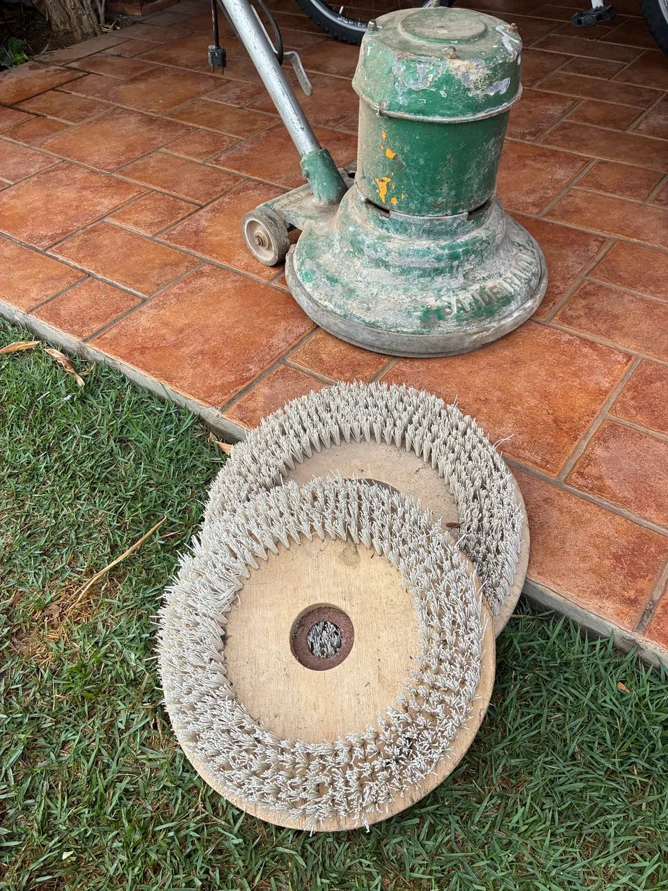 Lavadora e enceradeira de piso profissional  - Foto 4