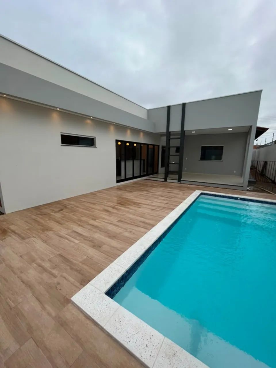 Aluga-se casa com piscina no Cidade Satélite