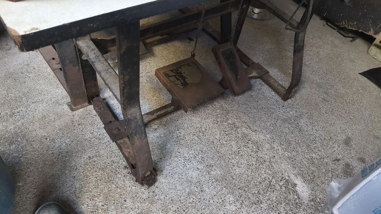 Vende-se 2 máquinas de custura  - Foto 2