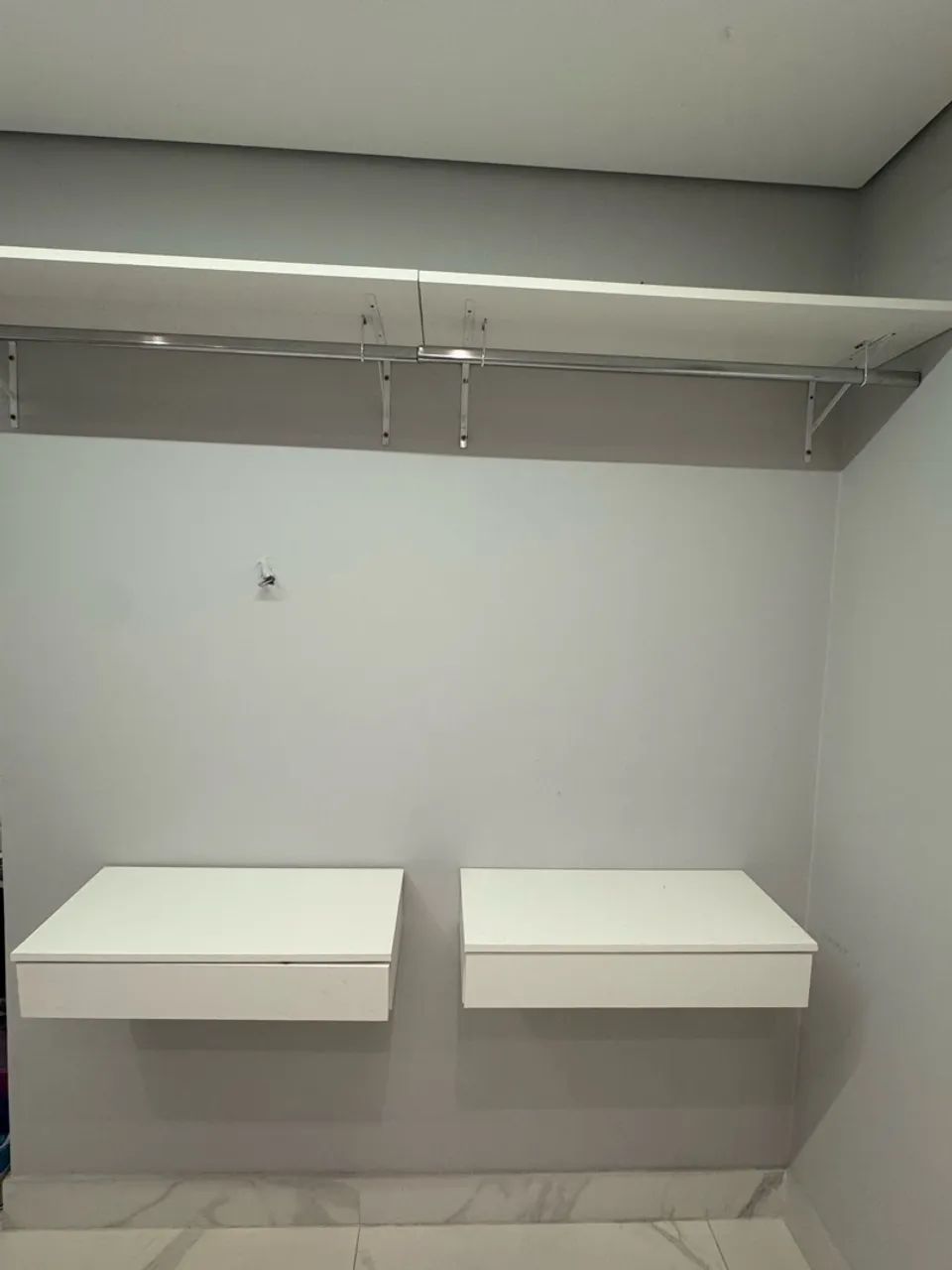 Vendo Kit com 10 Prateleiras com Cabideiro + 2 Gavetas  - Foto 4