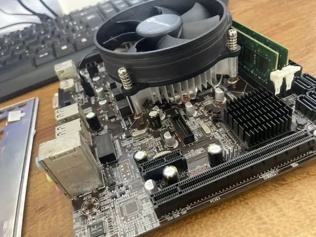 Placa-Mãe ZX-H61C/B75 V2.3 (LGA 1155) Core i5 Terceira geração