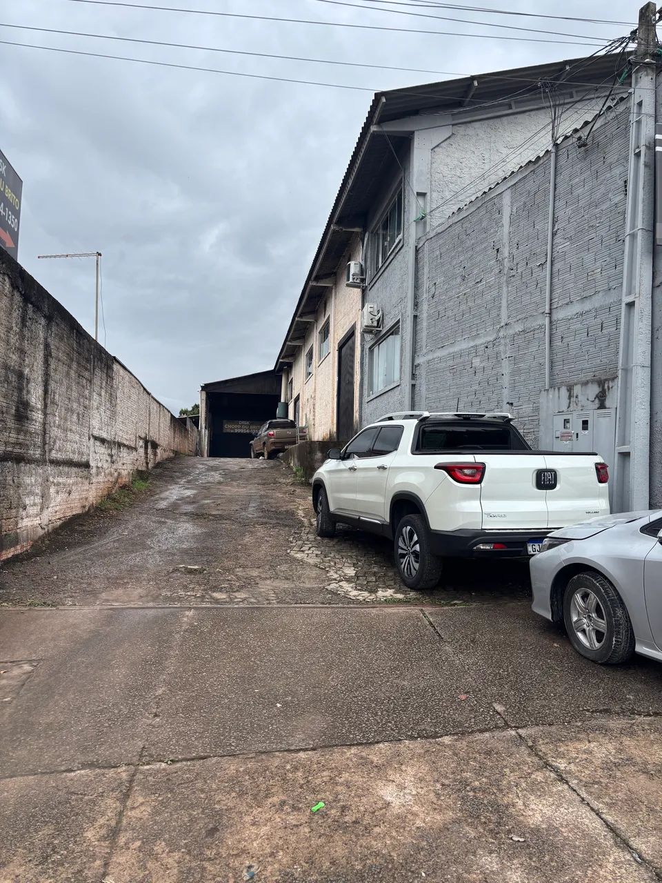 Barracão 300m no centro 2 banheiros e 1 escritório  - Foto 4