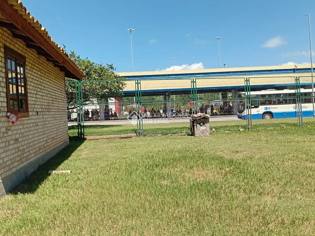 CASA EM AMPLO TERRENO COM LOCALIZAÇÃO PRIVILIGIADA COM POTENCIAL COMERCIAL - Foto 4