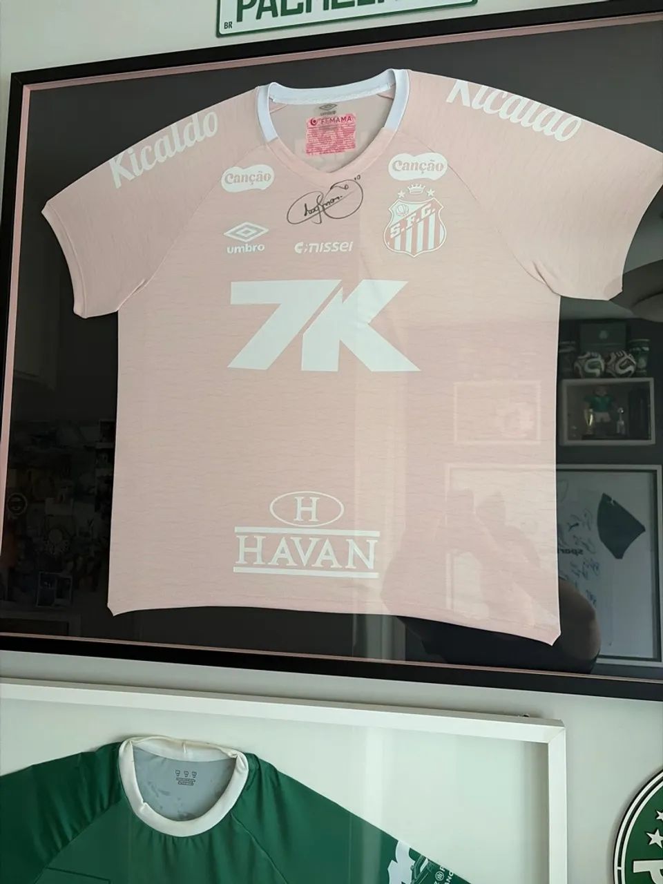 Camisa emoldurada e autografada Neymar