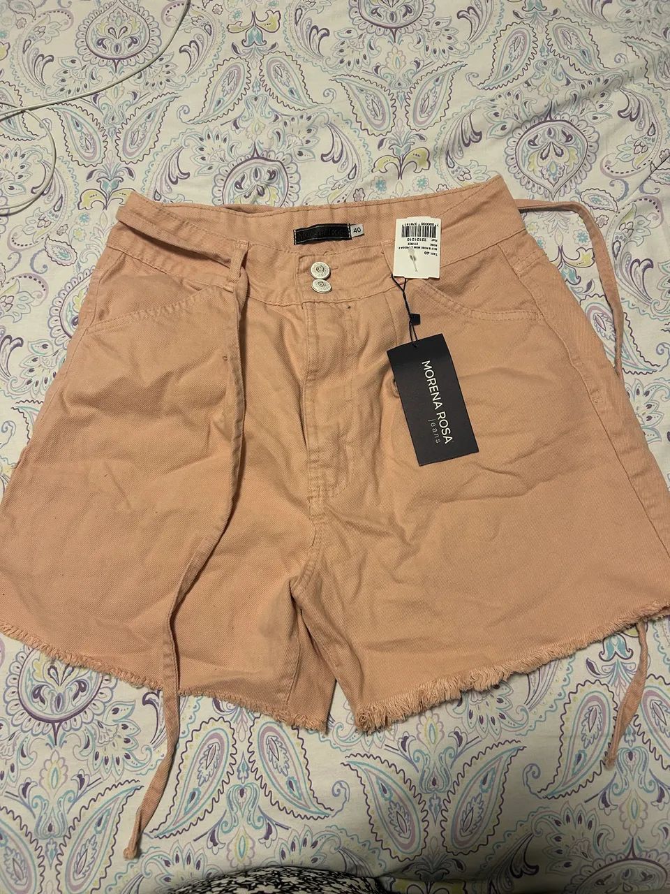 Short morena rosa na etiqueta 