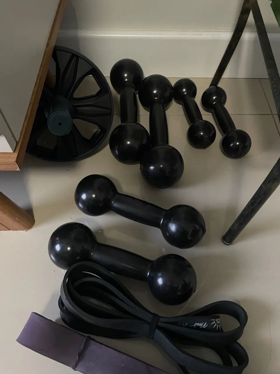 Kit Academia Completo: Halteres 1kg, 2kg e 3kg + Elásticos + Roda Abdominal - Foto 3