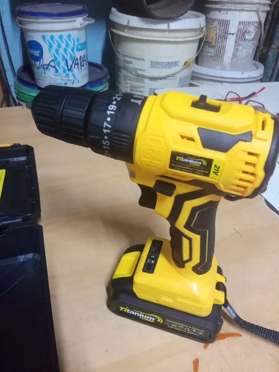 Parafusadeira Titanium 21v 2 baterias nova zero show  - Foto 3
