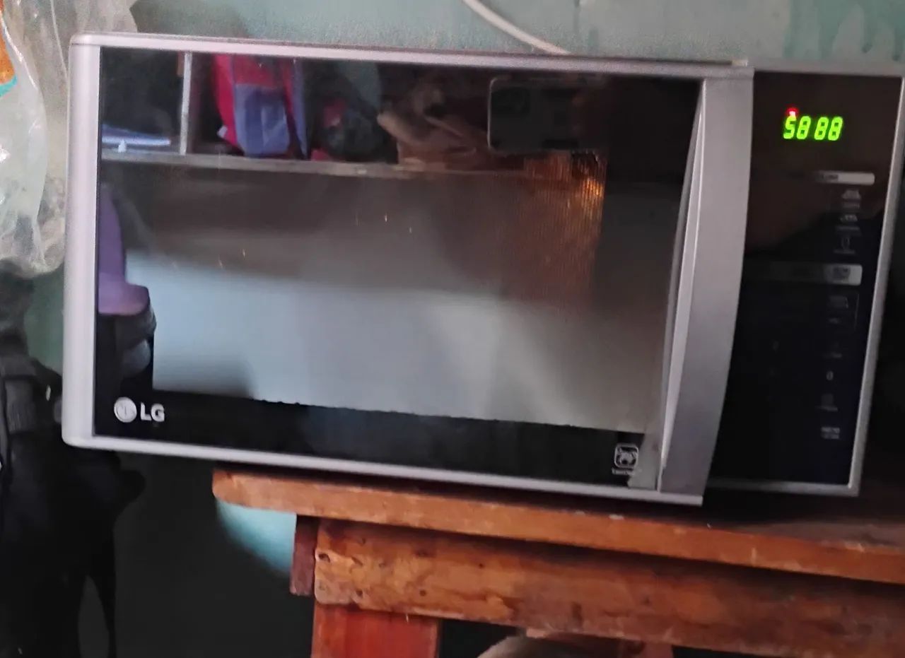 Microondas LG espelhado com grill em perfeito estado  - Foto 3