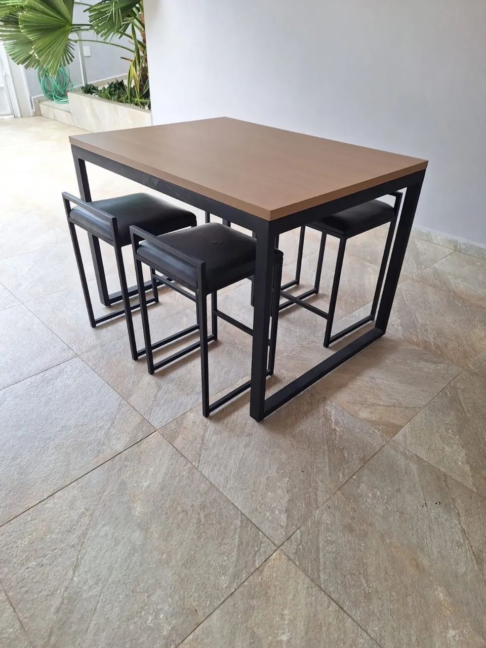 Vendo Mesa de Metal com Madeira + 4 banquetas