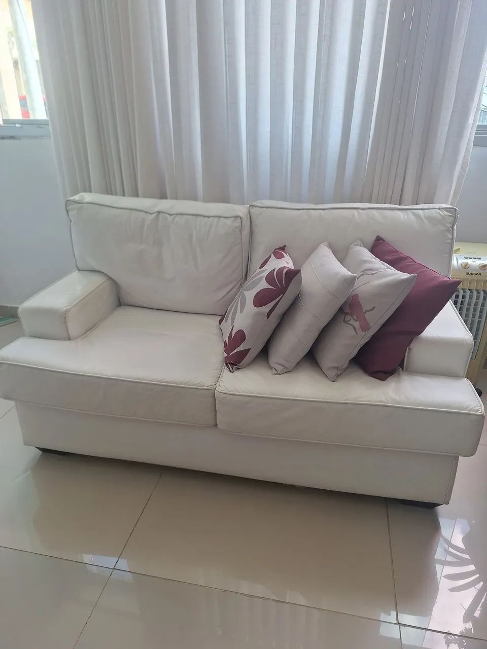 Sofá branco de 02 e 03 lugares - Foto 3