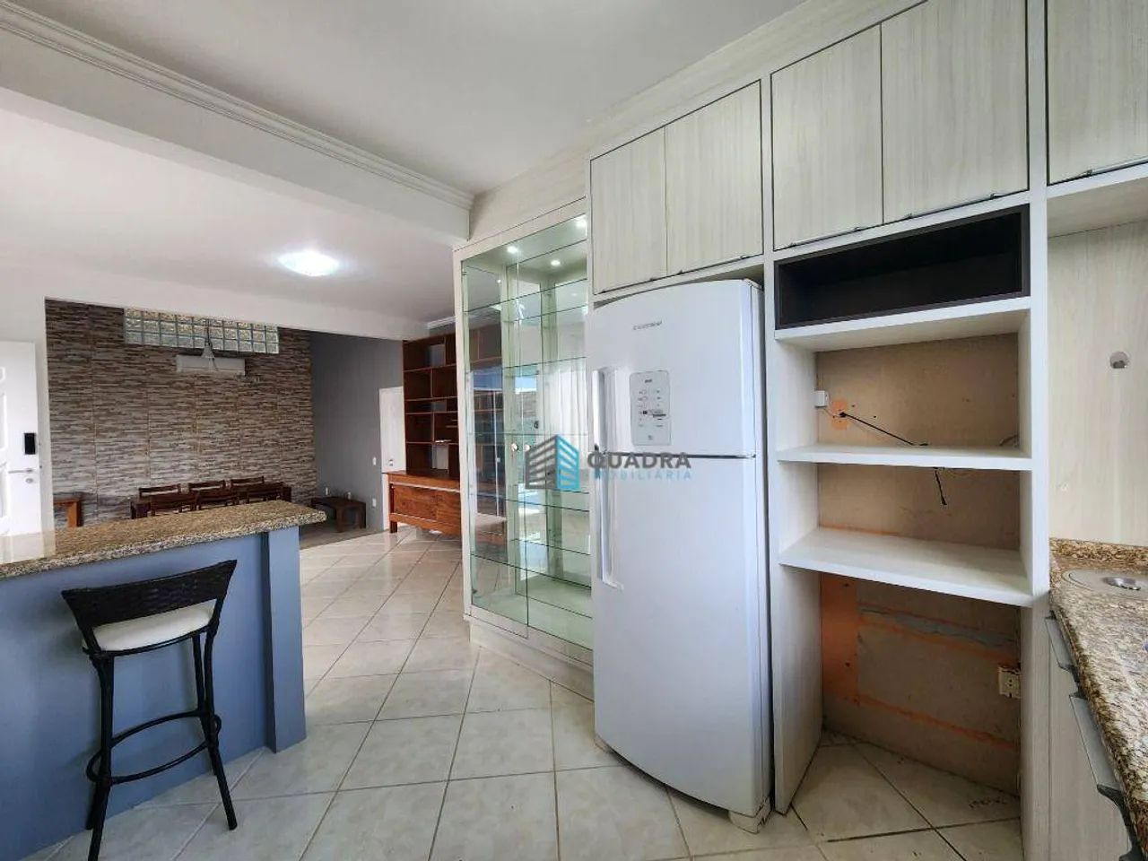 Casa com 3 dormitório, cozinha com planejados e churrasqueira - Foto 3