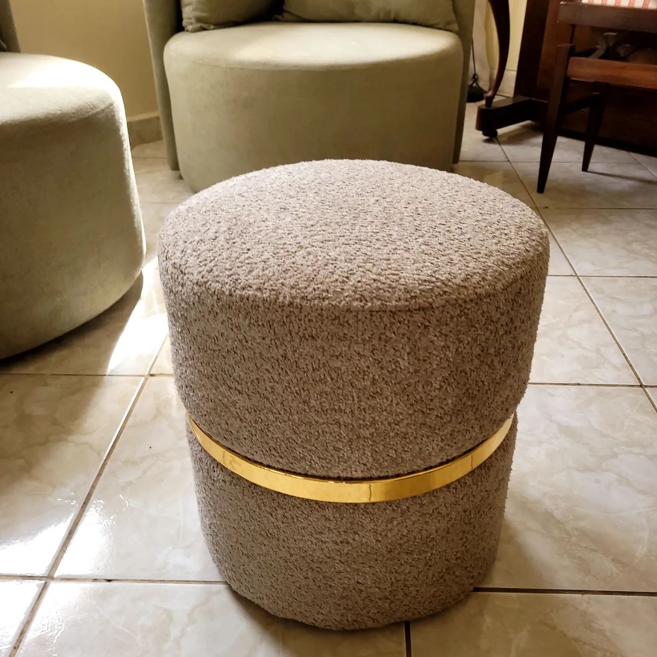 Puff Decorativo Redondo Orgânico Boucle Camurça  - Foto 2