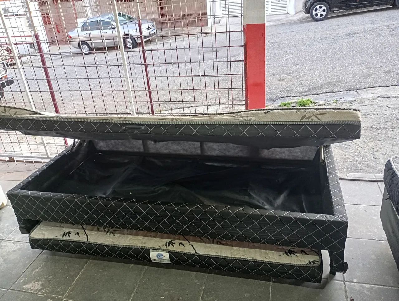 Box de solteiro com baú e auxiliar 
